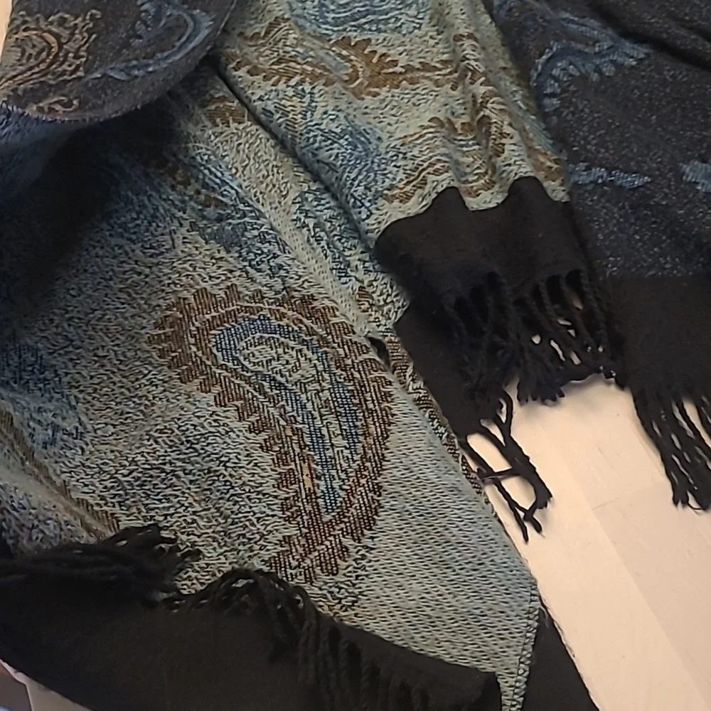 GENTLY WORN Charlie Paige One Size Fits All Paisly Printed Acrylic Fringed Shawl - Picture 5 of 13